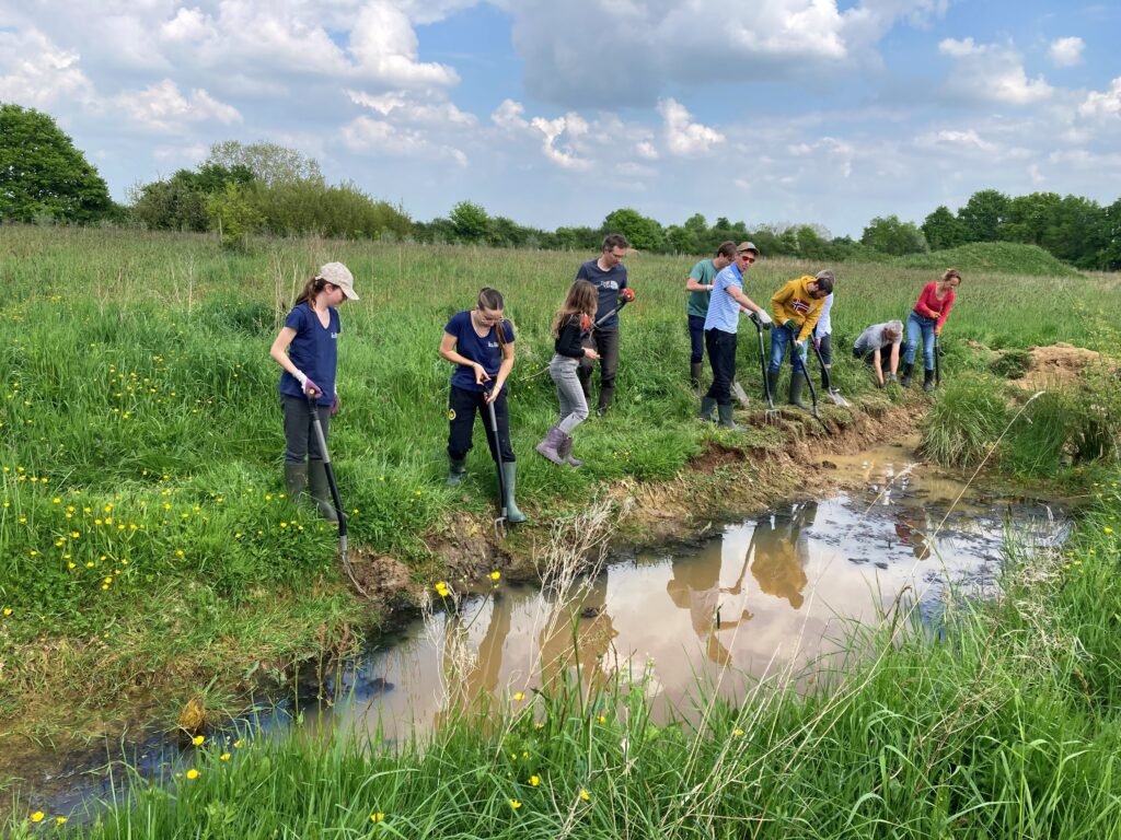 Ecole du Dimanche - pond digging