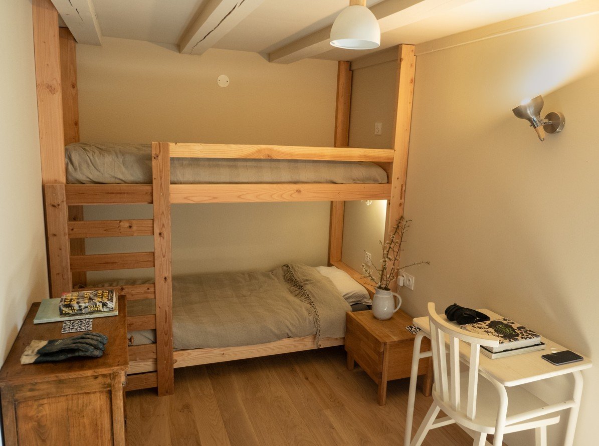 Petite chambre avec lits superposés